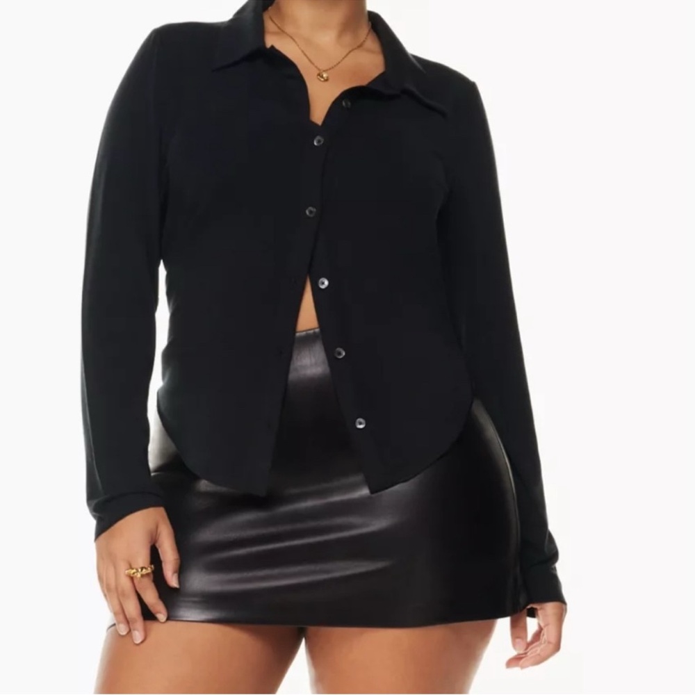 Aritzia Black Pose Button-Up Blouse size M